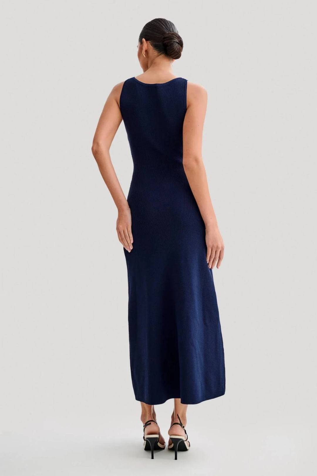 Leonna – Effortless buttoned elegance – Midi dress