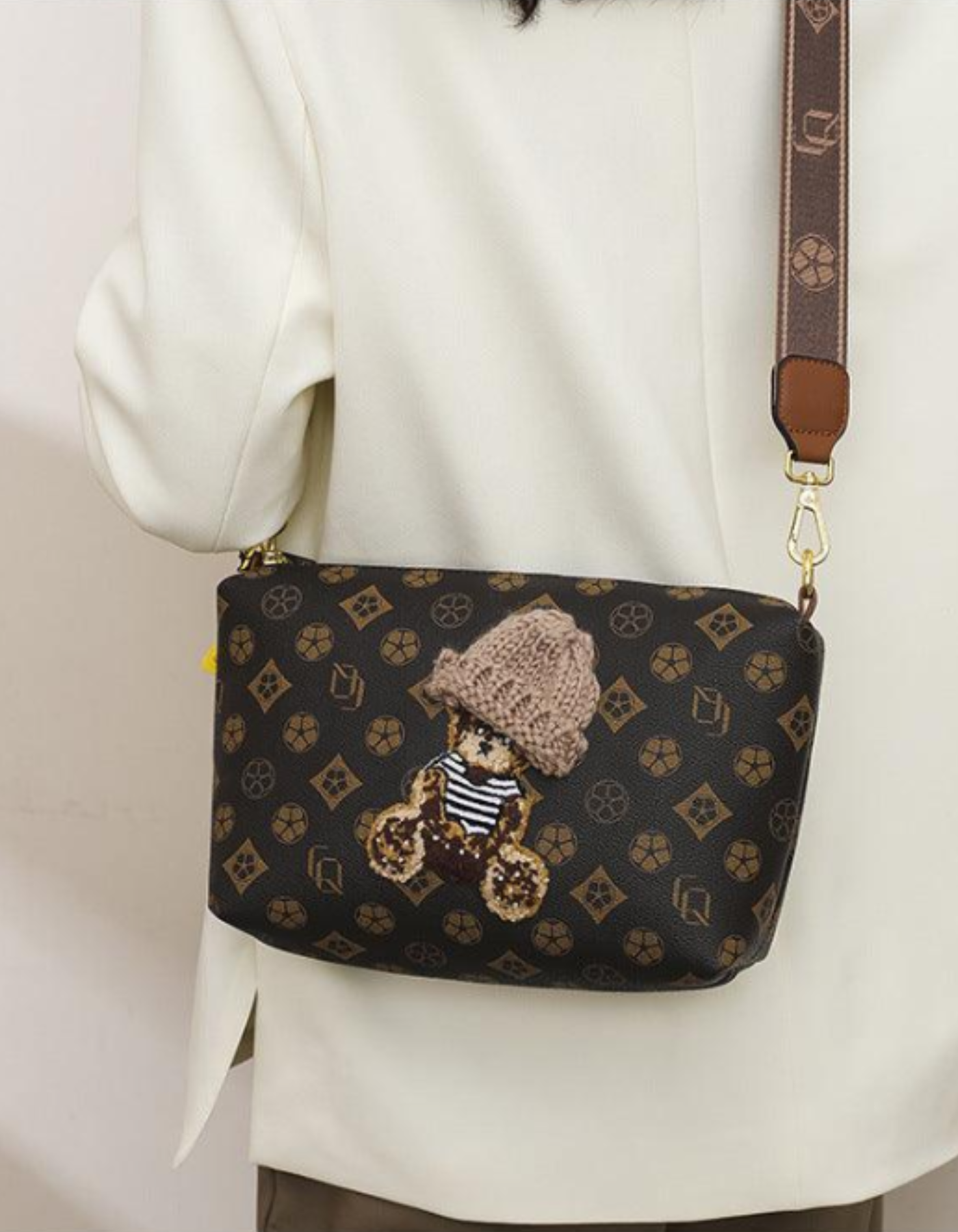Berenza – Knitted bear accent – Crossbody bag