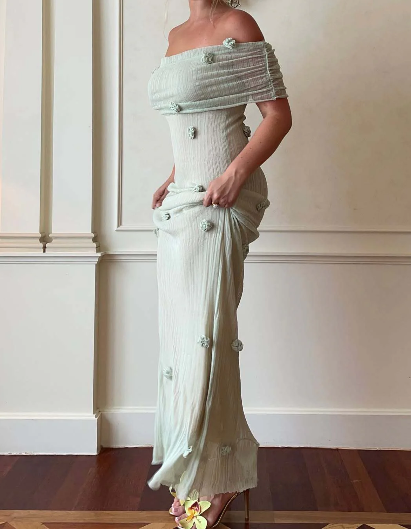 Aura – Détail floral – Robe de maternité à épaules dénudées