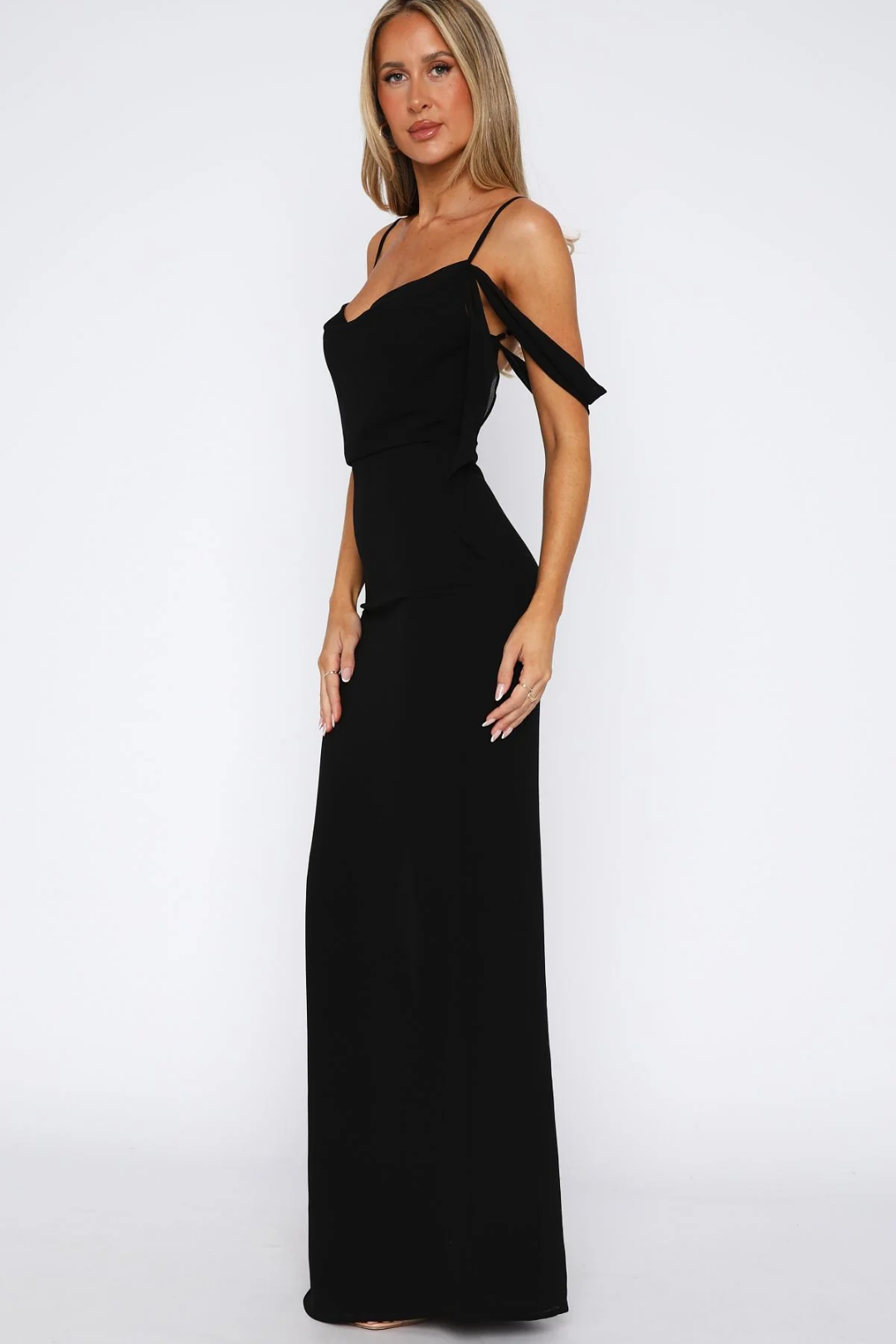 Veselinne – Draped shoulder detail – Maxi dress