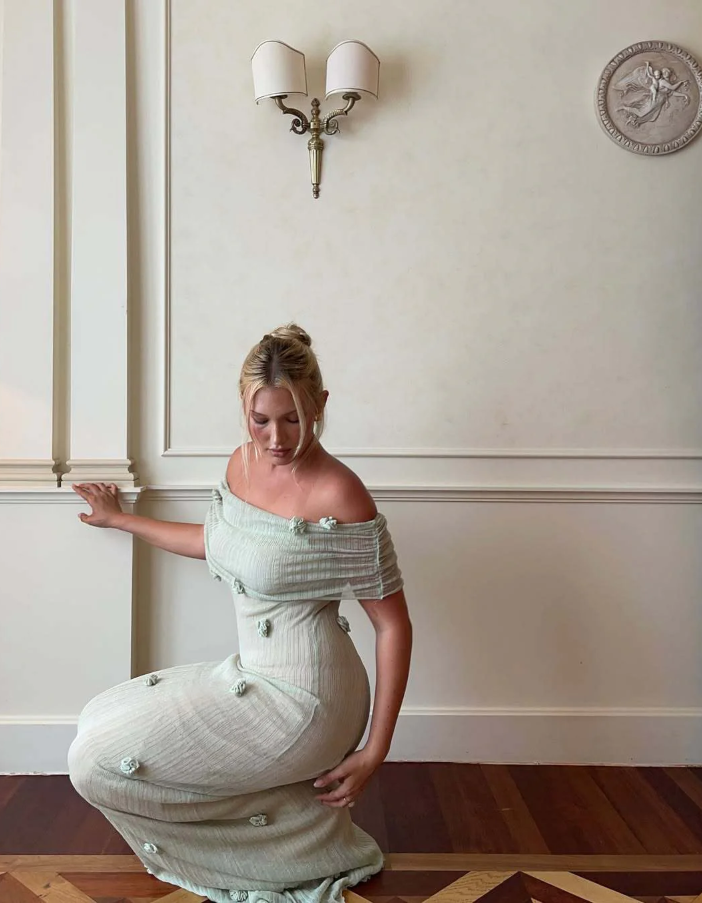 Aura – Détail floral – Robe de maternité à épaules dénudées