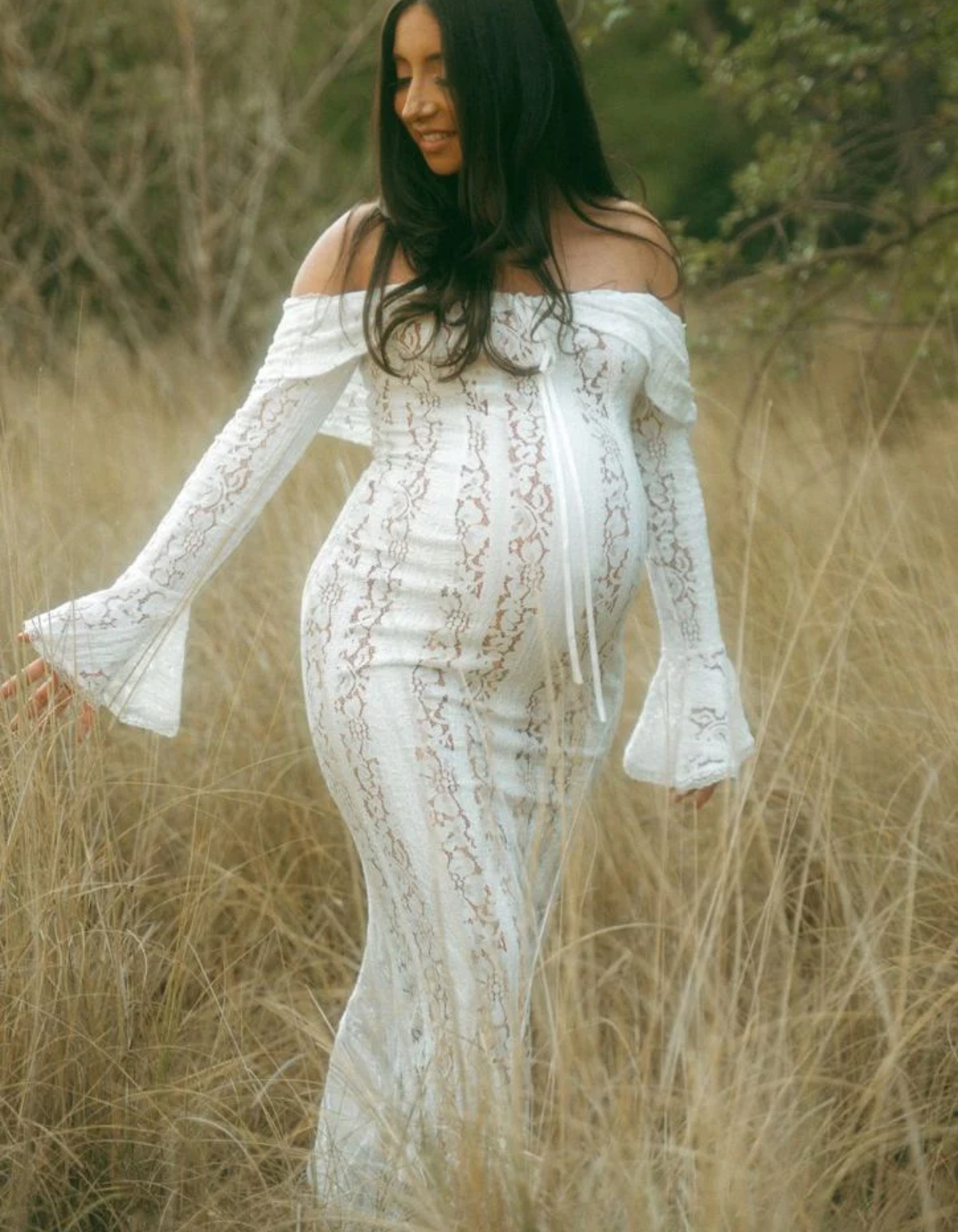 Julie – Modèle épaules dénudées – Robe de maternité en dentelle