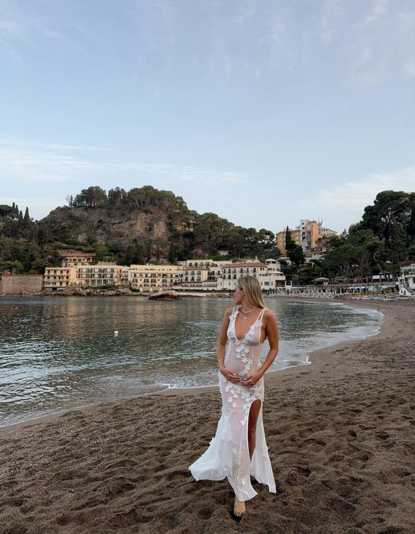 Floriana – Motif floral brodé – Robe de maternité