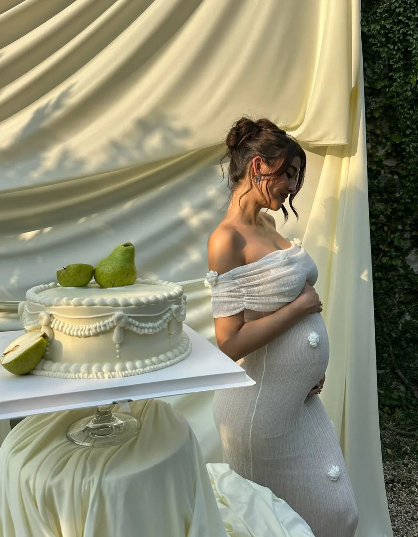 Aura – Détail floral – Robe de maternité à épaules dénudées