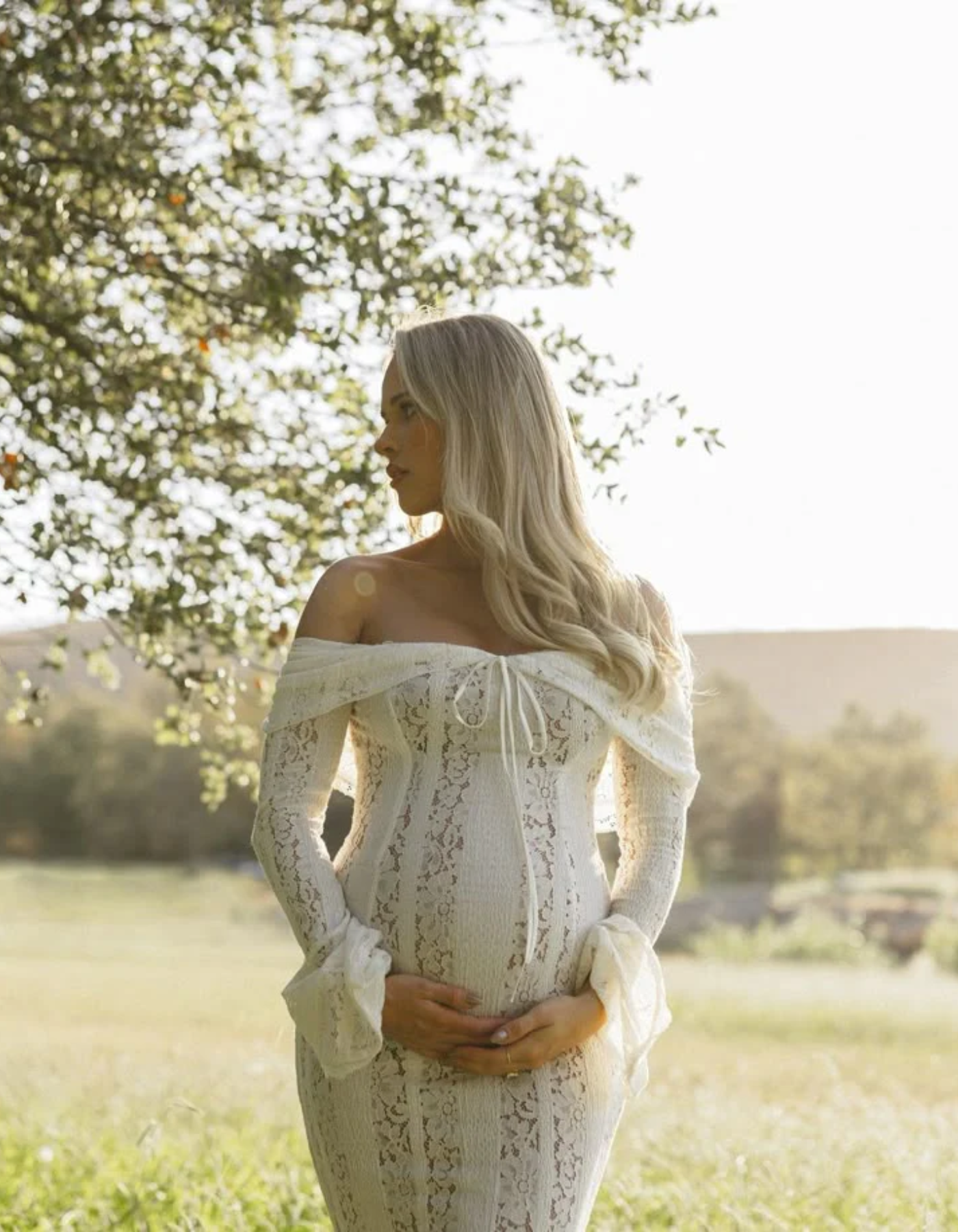Julie – Modèle épaules dénudées – Robe de maternité en dentelle