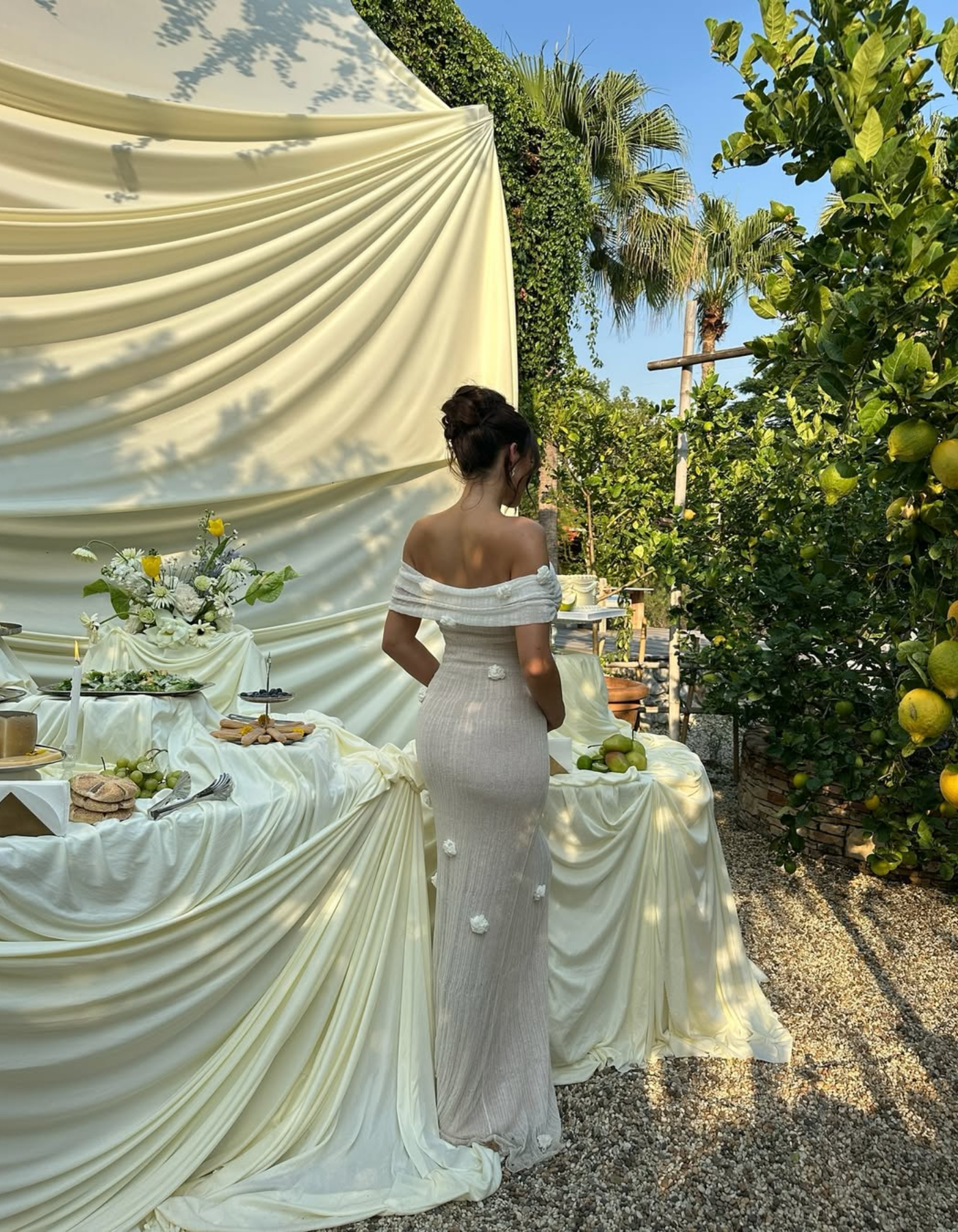 Aura – Détail floral – Robe de maternité à épaules dénudées